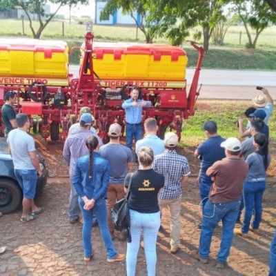 Alunos de Agronomia recebem treinamento de revenda Vence Tudo no Paraguai