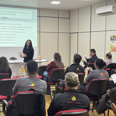 Projeto "Incluir para Vencer" realiza capacitação com gestores e padrinhos