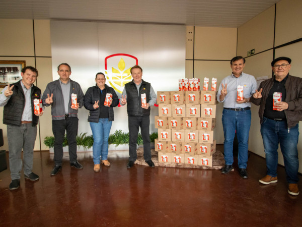 Vence Tudo doa 300 litros de leite para entidades de Ibirubá